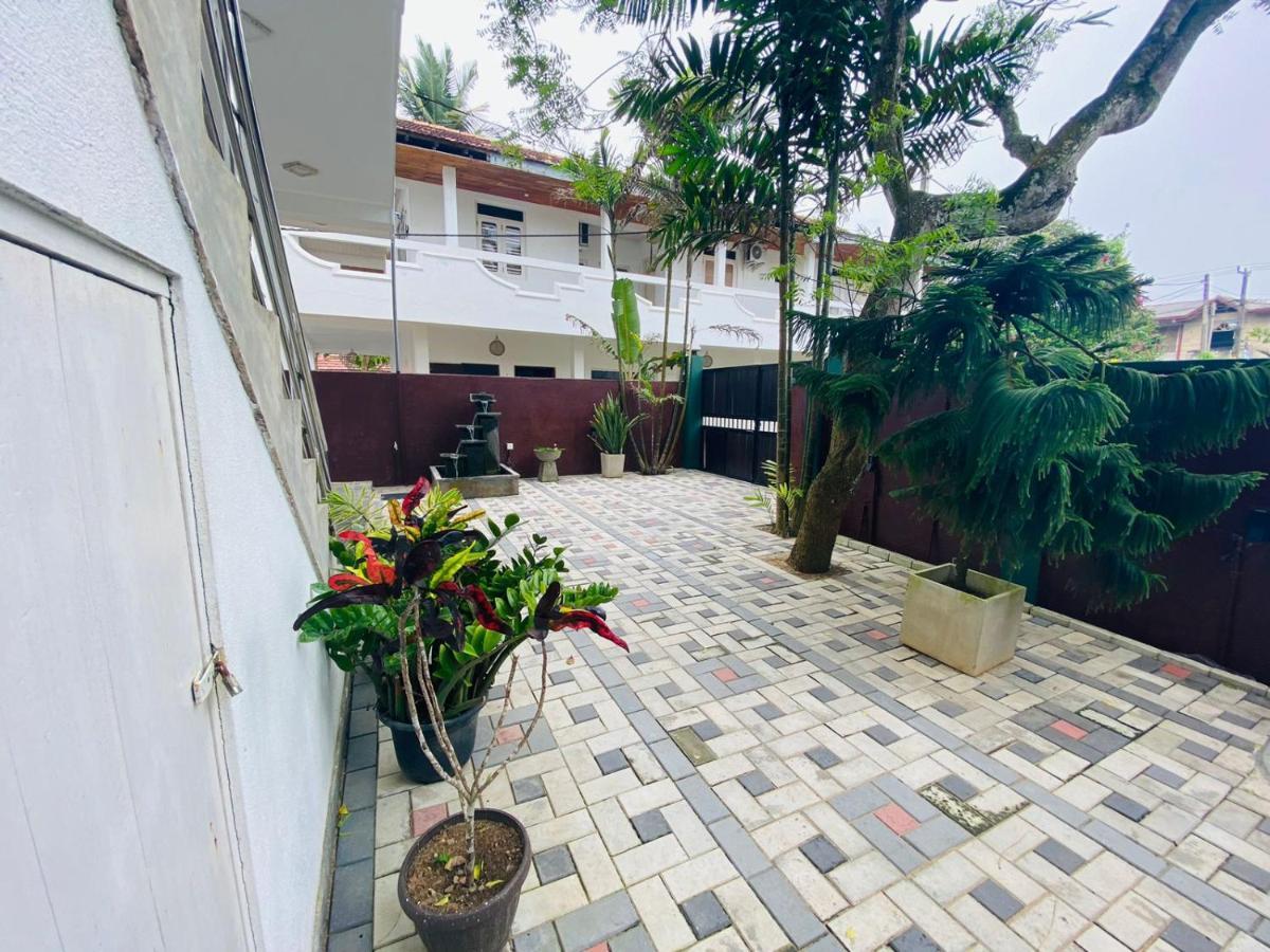 Copacabana Beach Hotel Hikkaduwa Exterior photo