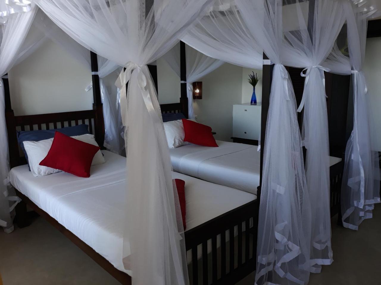 Copacabana Beach Hotel Hikkaduwa Exterior photo