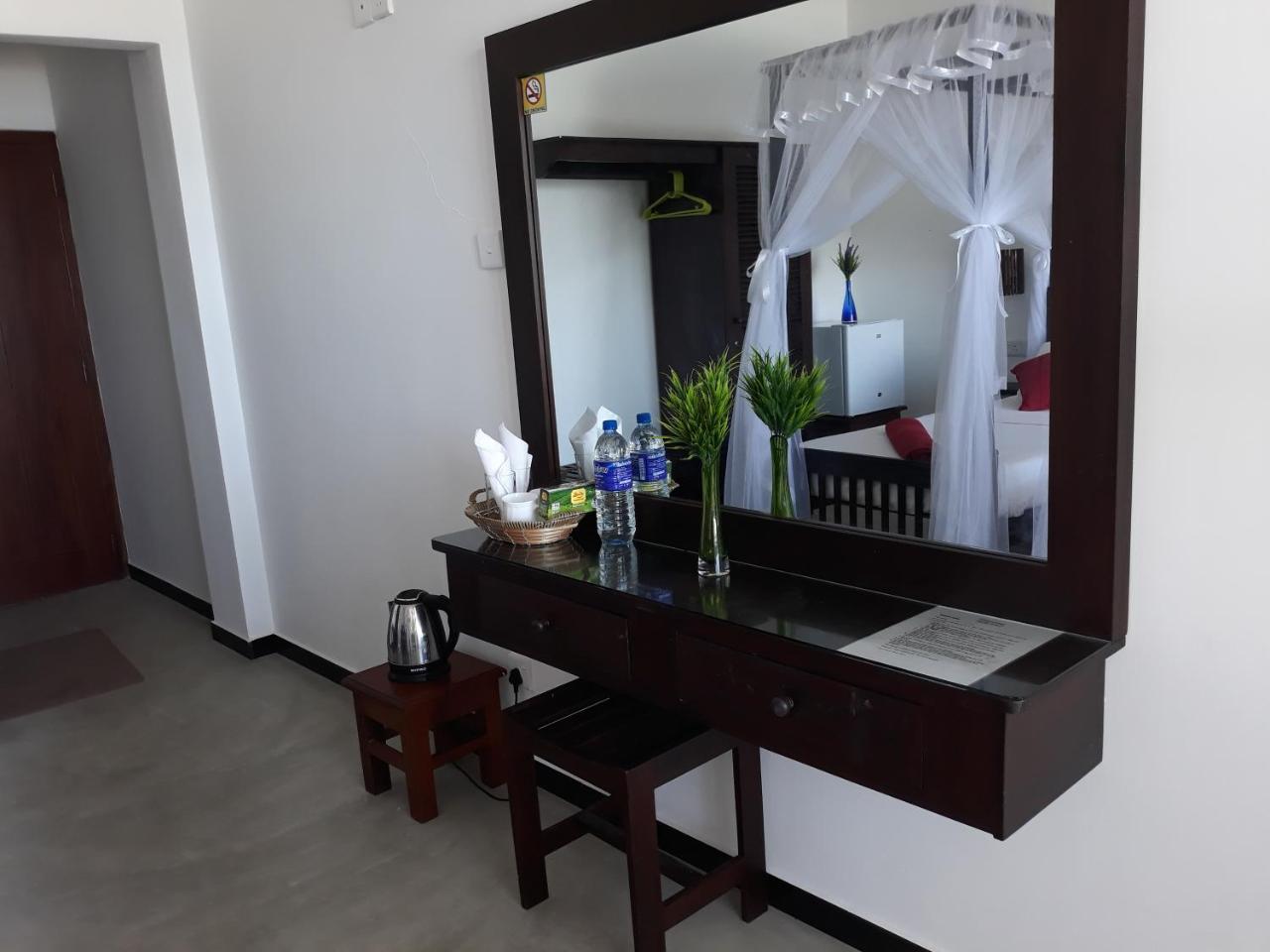 Copacabana Beach Hotel Hikkaduwa Room photo