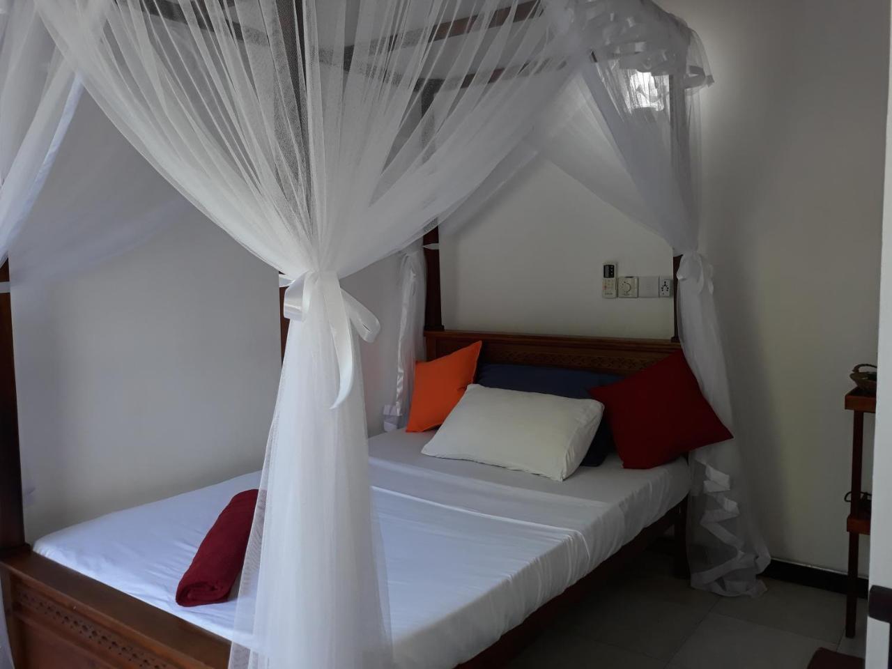 Copacabana Beach Hotel Hikkaduwa Exterior photo