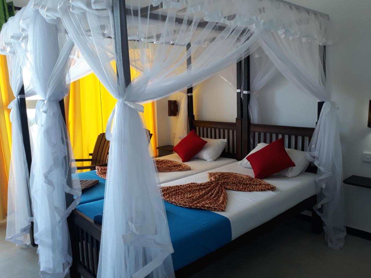 Copacabana Beach Hotel Hikkaduwa Exterior photo
